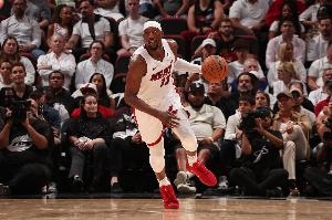 遭右膝挫傷！斯波：沒讓阿德巴約回歸比賽是出于預(yù)防措施