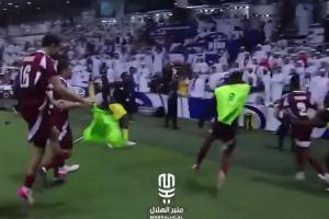 白頭巾氣炸了??阿聯(lián)酋球迷被挑釁后瘋狂扔水瓶，沖進場內(nèi)扭打