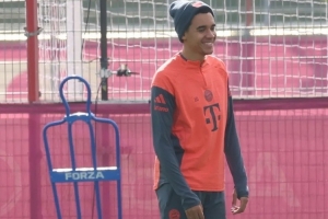 圖片報(bào)：穆西亞拉觀看拜仁公開(kāi)訓(xùn)練，與球迷合影簽名并和教練長(zhǎng)談