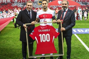 已是傳奇！恰爾汗奧盧賽前獲贈國家隊百場紀念球衣