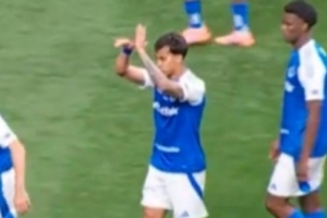 不滿裁判！尤文舊將若熱對(duì)裁判做“戴手銬”手勢(shì)，隨后被紅牌罰下