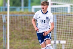 記者：紐卡擊敗曼聯(lián)等隊(duì)，將以37.5萬鎊+獎(jiǎng)金簽約15歲神童中衛(wèi)