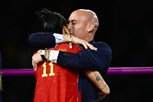 深陷“強(qiáng)吻門(mén)”！西媒：西足協(xié)前主席魯比亞萊斯將出書(shū)講述該事件