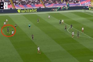 是真沒(méi)招了！比賽最后10分鐘，阿勞霍客串中鋒頂在鋒線位置