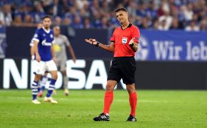 吉爾-曼薩諾執(zhí)法巴薩44場比賽，共向巴薩出示了12張紅牌