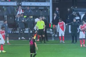 不給新帥面子??法蒂被換后沒(méi)握手直接下場(chǎng)，遭主帥“死亡凝視”