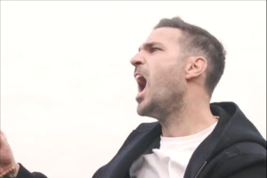 激情！戰(zhàn)勝尤文后小法沖入球員堆慶祝，向看臺(tái)“農(nóng)夫三拳”謝場(chǎng)