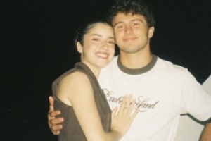 膩在一起！內(nèi)維斯20歲演員女友曬多張合照：過(guò)去幾周的鏡頭之下