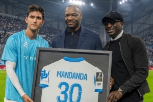 接受致敬！已退役的40歲門將曼丹達(dá)重返馬賽主場(chǎng)，獲得紀(jì)念球衣