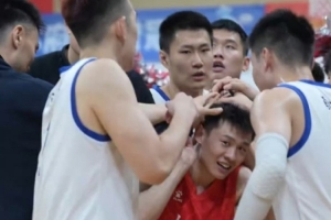 弱小無(wú)助??王嵐嵚曬被遼寧隊(duì)員瘋狂摸頭圖：全運(yùn)會(huì)加油嗷～??