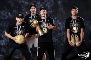 「久」志凌云，「事」在必得！上海久事冠軍定妝照新鮮出爐！