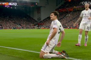 簡直滿分的滑跪????馬奎爾頭球破紅軍，帥氣慶祝氣質(zhì)拉滿