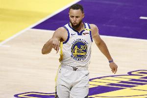 超遠(yuǎn)壓哨不算入統(tǒng)計！勇士助教：庫里會少78次打鐵 命中率漲漲漲