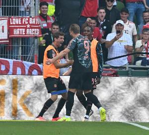 老好人！圖片報(bào)：凱恩近日主動(dòng)打電話指點(diǎn)特爾，安慰犯錯(cuò)的小貝林