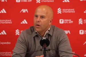 斯洛特：曼聯(lián)有這么多高水平球員卻踢長(zhǎng)傳 我們依然創(chuàng)造很多機(jī)會(huì)