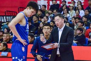 劉維偉現(xiàn)場(chǎng)觀戰(zhàn)首秀！楊瀚森：很開(kāi)心 在場(chǎng)上努力做好該做的事