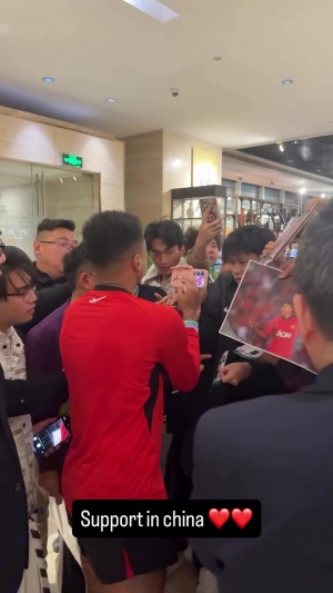 大明星林皇！林加德被中國球迷圍著簽名，踢個亞冠客場成了見面會