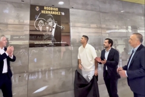 青訓(xùn)的驕傲！比利亞雷亞爾為金球先生羅德里舉行畫像揭幕儀式