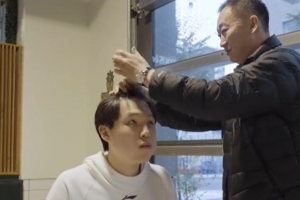 楊瀚森找了家30美刀的理發(fā)館？劉維偉：我?guī)Ъ糇觼?lái)的 我給你剪