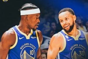 鬢微霜又何妨？勇士官方曬贏球海報(bào)：庫里、巴特勒登上封面