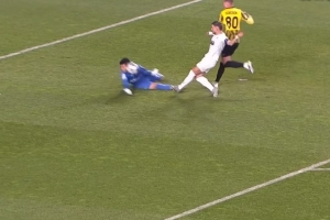 硬漢??凱拉特門(mén)將出擊用頭擋出對(duì)手單刀 歐冠5次撲救獲10分滿分