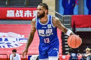 媒體人：鮑威爾今天到山東報(bào)到 他非常積極 也是主動要求早到早練