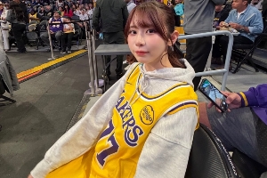 坐老詹身后的美女是誰(shuí)？日本性感女星！身材犯規(guī)！還是庫(kù)里球迷？