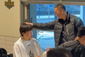 師徒重聚！劉維偉和楊瀚森見面上演摸頭殺 明日現(xiàn)場觀戰(zhàn)小楊首秀