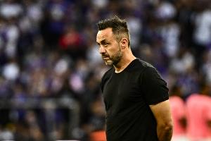 被罰下1人+遭絕殺！德澤爾比怒噴裁判：他不適合執(zhí)法這種級(jí)別比賽