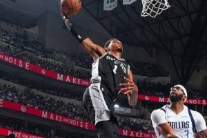 長江后浪推前浪！上一位揭幕戰(zhàn)砍40+15的是文班今天對位的濃眉