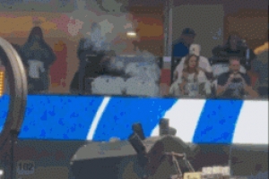 獨(dú)行俠馬刺籃球架上方煙花機(jī)疑似起火  比賽開始后還在冒煙