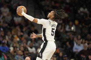 卡斯?fàn)柦夷粦?zhàn)砍20+5+5 自2020年德羅贊和德章泰-穆雷后馬刺首人