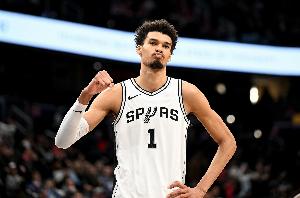 21中15爆砍40分15板！哈珀：文班賽后仍在更衣室進行了舉重訓練