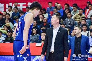 劉維偉：受俱樂部領(lǐng)導(dǎo)重托給楊瀚森帶了件特殊禮物——手寫筆記本