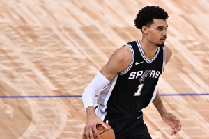 船記：好像有人指導(dǎo)文班亞馬 讓他少投外線&多去內(nèi)線懲罰對手