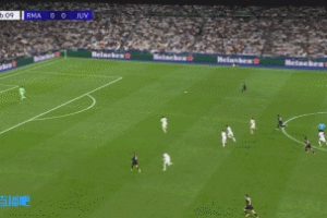 尤文連續(xù)配合反擊，卡盧盧傳中被阿森西奧解圍