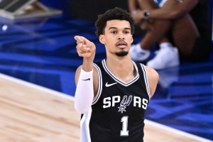 首戰(zhàn)表現(xiàn)炸裂！“文班亞馬爆砍40分”詞條登上微博熱搜榜第5位