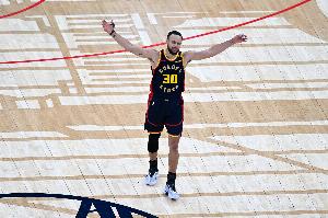 庫里42+6+7&連中關(guān)鍵球！媒體人：看一場少一場 時間走得慢一些吧