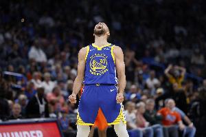 比肩神明！庫(kù)里下半場(chǎng)28分力抵戈登 連續(xù)不講理關(guān)鍵球砍42+6+7