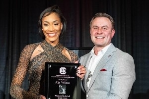 阿賈-威爾遜入選母校南卡名人堂 阿德巴約陪同出席