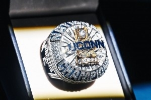 佩奇帶隊拿下的！康大女籃官方曬上賽季冠軍戒指