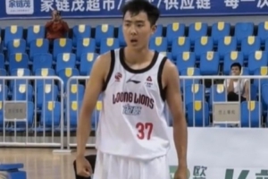 全力以赴！逄硯鈞的強(qiáng)硬球風(fēng)奠定了廣州龍獅攻防兩端的底氣??