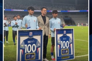 里程碑！申花主場戰(zhàn)英博賽前，為汪海健和徐皓陽舉辦百場儀式