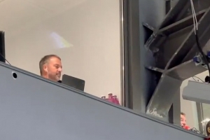 遠程指揮，本場被罰停賽的弗里克出現(xiàn)在伯納烏看臺