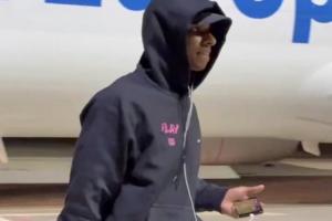 ??心系老東家？拉什福德下飛機(jī)被拍到在看球，球迷認(rèn)為是看曼聯(lián)