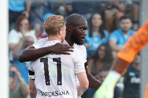 ??盧卡庫季前賽射門拉傷長期傷缺，現(xiàn)隊友德布勞內(nèi)也因射門受傷