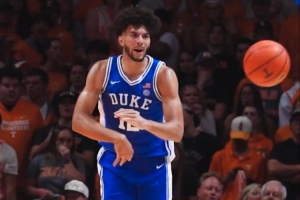 恐怖如斯！卡梅隆-布澤爾上演單臂攬月蓋帽 順勢助攻隊友快攻