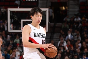 首節(jié)2分1板！解說(shuō)：楊瀚森上場(chǎng)對(duì)庫(kù)里站位不好 這場(chǎng)攻防都沒(méi)犯錯(cuò)