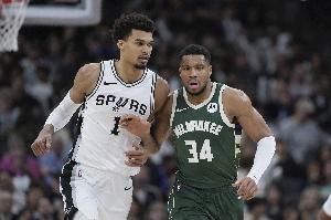 東西部周最佳？記者：文班和字母哥目前的表現(xiàn)遠超其他人