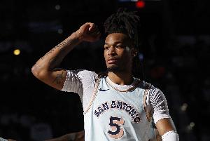 失誤多！卡斯?fàn)?0中5拿到13分6板出現(xiàn)5失誤 正負(fù)值-7